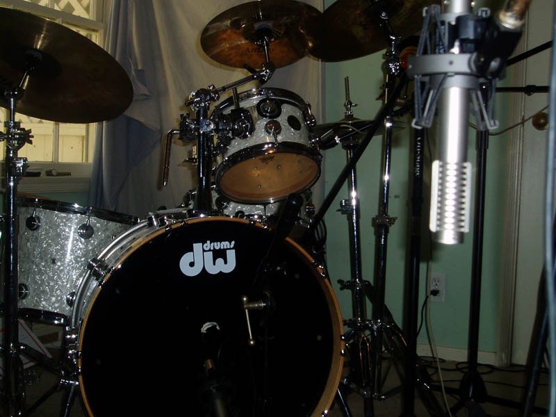 Single R-series ribbon mic in front of the kick drum of Richie Hayward’s kit on a home recording